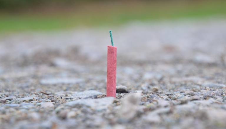 Pirotehnika že pred decembrom: policisti zasegli petarde, mladoletniki bodo odgovarjali pred sodiščem