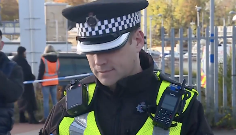 Nove podrobnosti napada na angleškem vlaku: Nad potnike s kuhinjskim nožem, dva še v življenjski nevarnosti