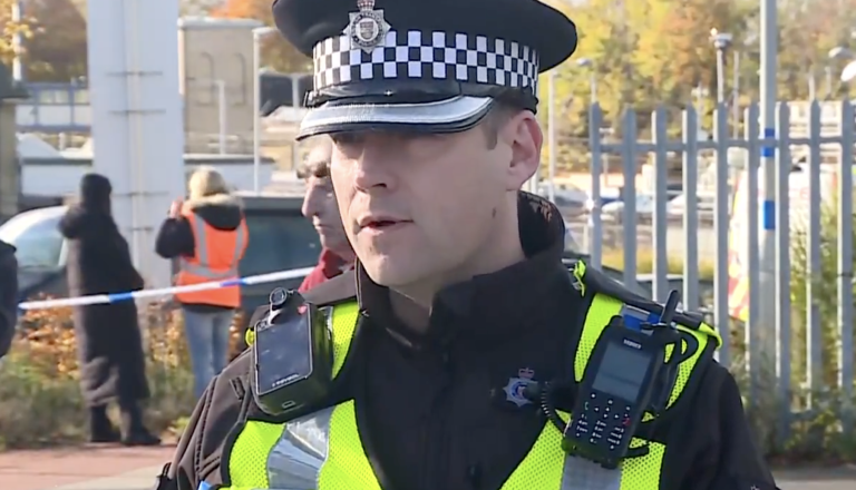 Podrobnosti krvavega napada na angleškem vlaku: »Nekdo je kričal, da ima moški nož, nato so vsi začeli bežati…«