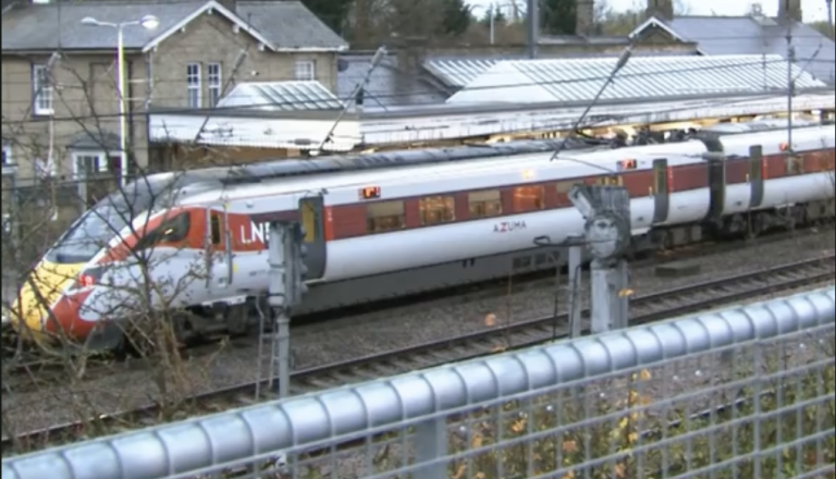 Nove podrobnosti brutalnega napada na angleškem vlaku: Nad potnike s kuhinjskim nožem, aretirana mlada Britanca