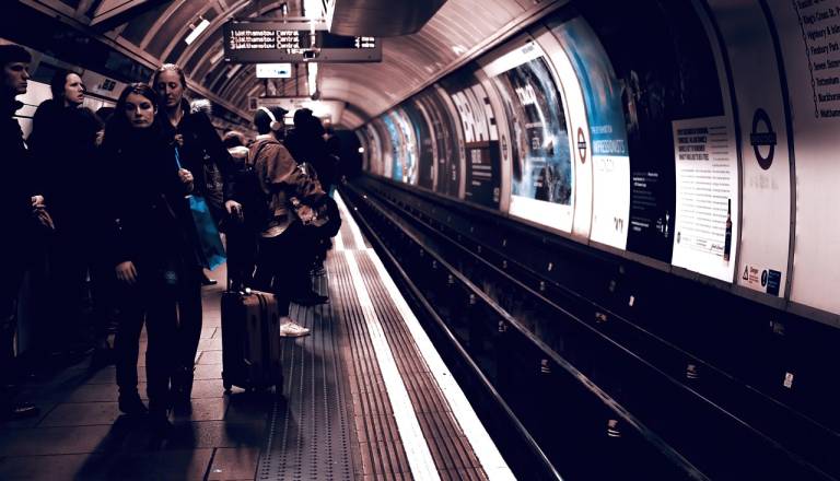 Nož na vlaku: potniki v paniki, devet huje ranjenih, dva osumljenca prijeta