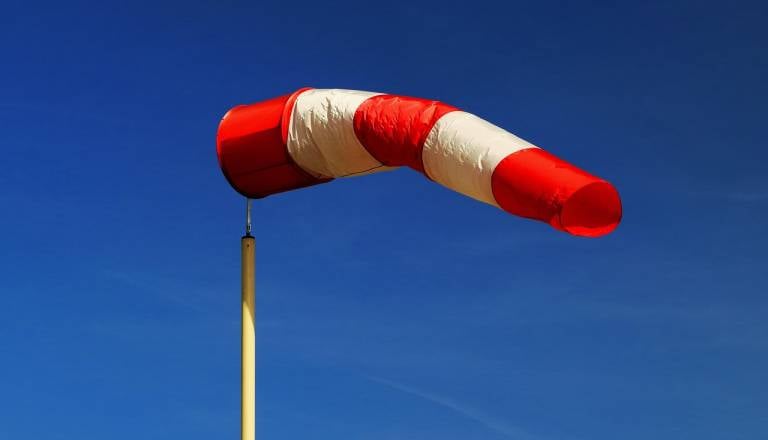 Oranžno opozorilo tudi za naše kraje: prihaja močan veter, kje in kdaj bo najhuje?