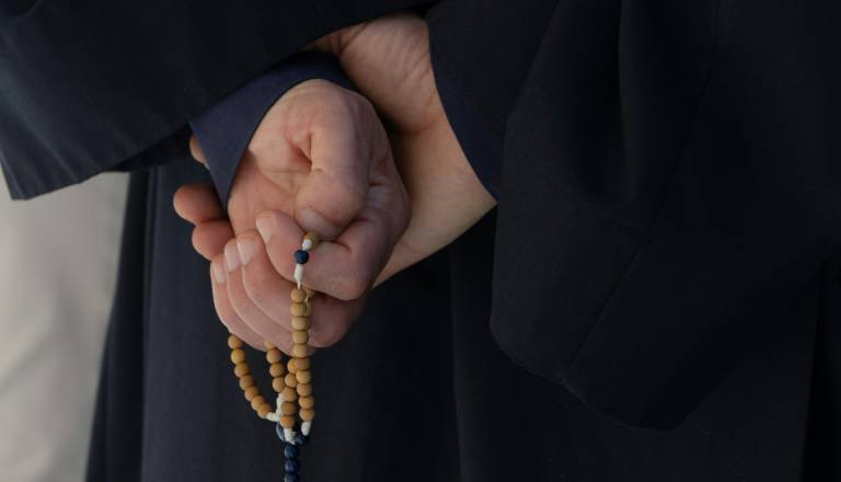 Duhovnik zaradi pedofilije obsojen na skoraj štiri leta zapora