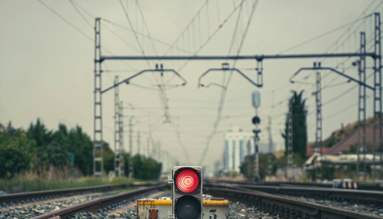Nov incident v železniškem omrežju: Neznanec prerezal žične mehanizme