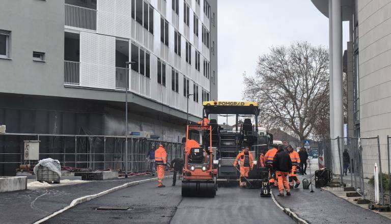 FOTO: Asfaltiranje Zvezne ulice v polnem teku