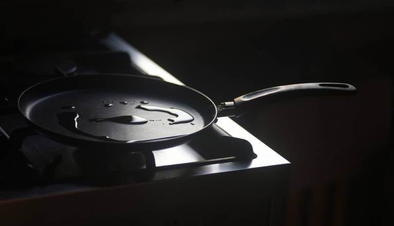 Ste kupili to ponev? Arzen lahko prehaja v hrano