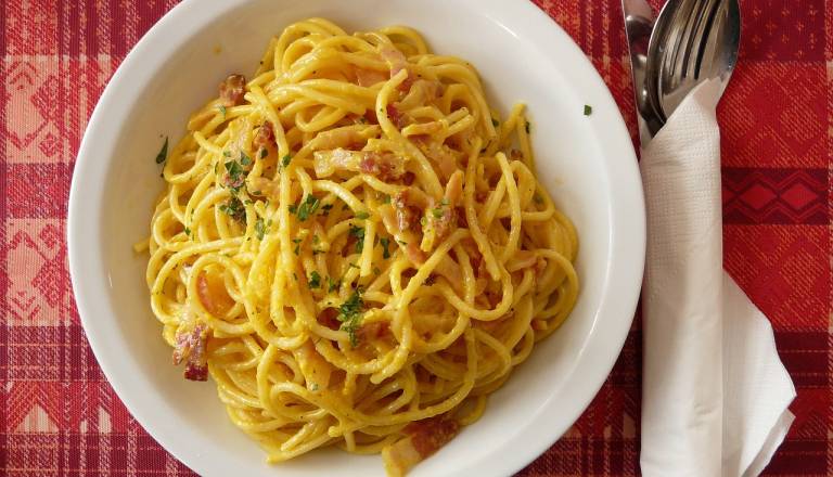 V Bruslju vre: Bratje Italije sprožili 'carbonara alarm'v Evropskem parlamentu