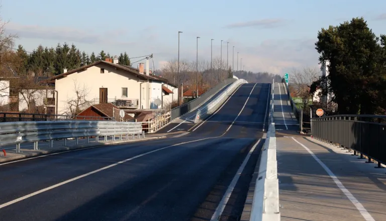 Eno leto po prenovi Ižanske ceste pešci in kolesarji še vedno opozarjajo na luže