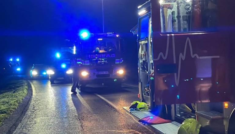 Prehiter voznik v Černelavcih zapeljal na dvorišče, trčil v nadstrešek in parkiran avto