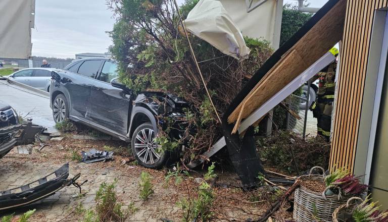 Soboški gasilci hitro posredovali: Električni avtomobil trčil v hišo in nadstrešek