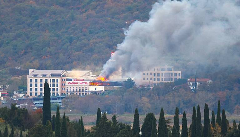Velik požar v znamenitem hoteli, dim ogroža okoliške prebivalce