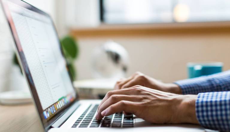 Goljufija s kriptovalutami na Štajerskem, moški ostal brez 76 tisočakov