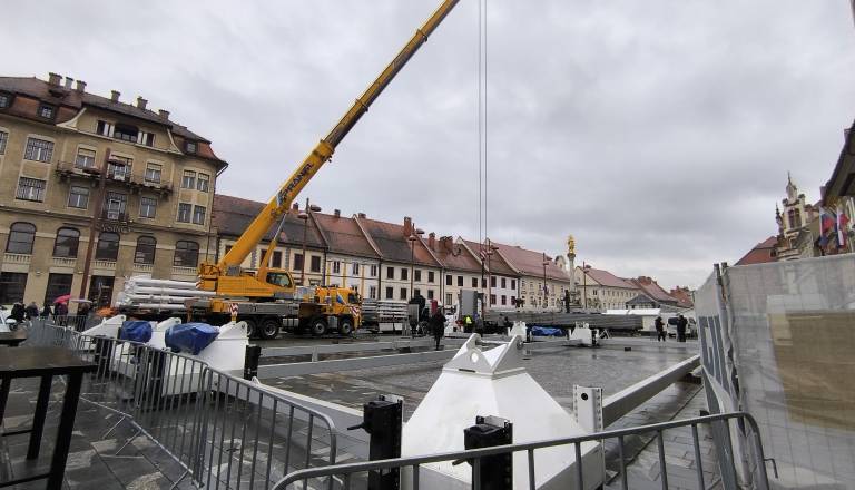FOTO in VIDEO: Na Glavnem trgu začeli s postavljanjem velikega panoramskega kolesa