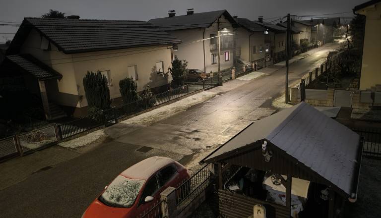 FOTO: Rahli sneg prekril Maribor, se bo sneženje še okrepilo?