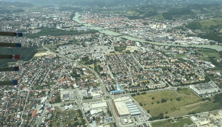 Na Teznu naprodaj dve občinski zemljišči: Skupaj skoraj štiri tisoč kvadratnih metrov