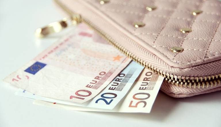 DZ potrdil zgodovinsko odločitev: Plačevanje z gotovino zaščiteno v ustavi