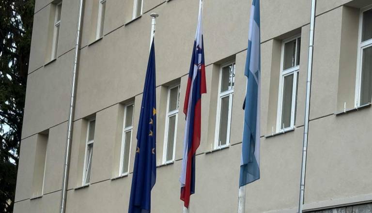 Kočevje krepi občinsko identiteto: več prostora za slovensko, evropsko in kočevsko zastavo