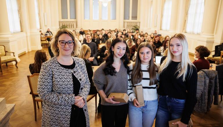 Kaj so na obisku na vladi počeli bodoči frizerji?