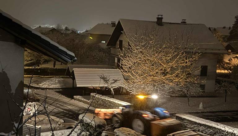 Dolenjska pobeljena: v Kočevju sneži že od jutra, lokalno zapadlo tudi več kot 10 centimetrov snega