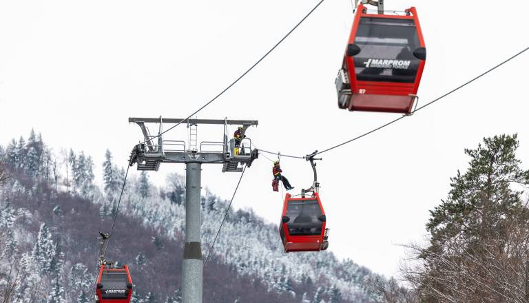 FOTO in VIDEO: Gondola več ur obstala, na terenu pa gasilci in gorski reševalci