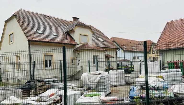 Rop poslovnega prostora na Ptuju: Zaposleno zvezal, oropal in pobegnil