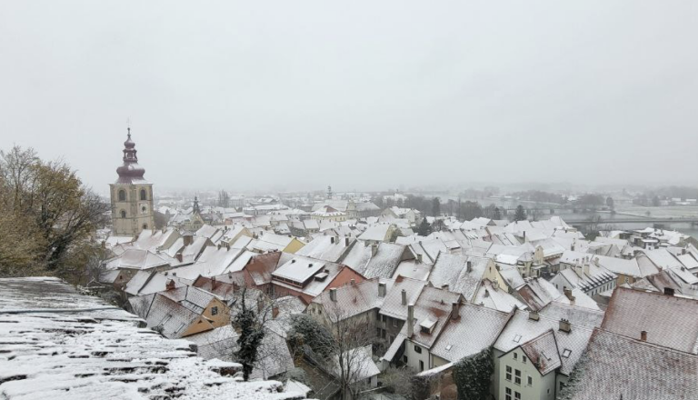 FOTO in VIDEO: Sneg pobelil tudi najstarejše mesto