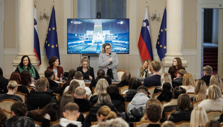 Na Vladi tokrat ni šlo za politiko, ampak za stil: bodoči frizerji na neobičajni misiji