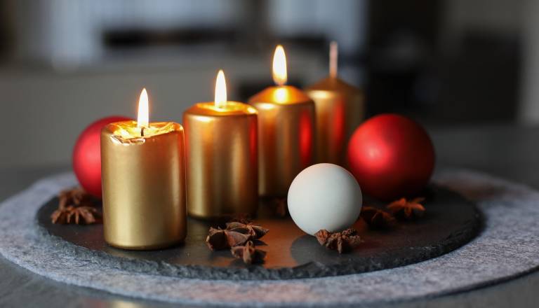 Preproste in hitre ideje za domač adventni venček