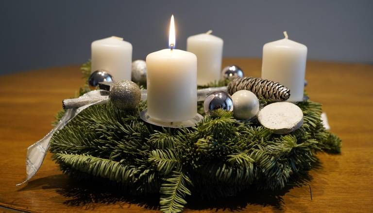 Nimate idej za adventni venček? To je nekaj preprostih in hitrih rešitev