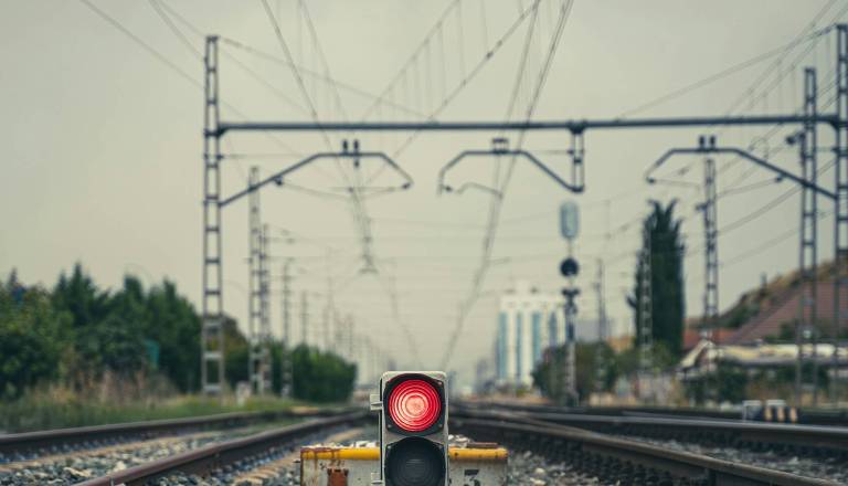 Nov incident na železniškem omrežju: Trije osumljenci prerezali vodnike prometne signalizacije