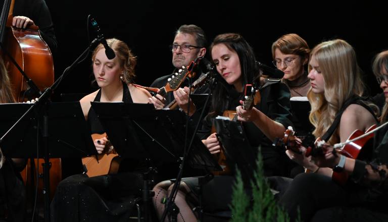 FOTO in VIDEO: Pomurski tamburaški orkester, Maja Keuc in The Margins napolnili Gledališče Park