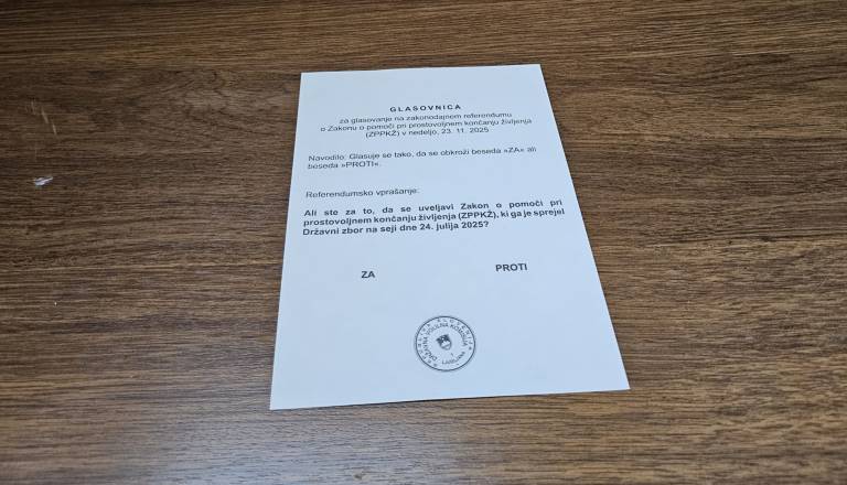 Volišča so zaprta, glasovnice se štejejo. Prvi rezultati kažejo zelo tesen izid