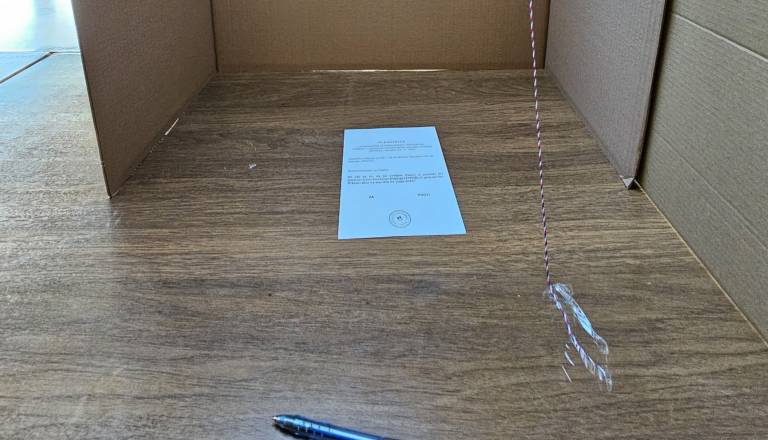 Volišča so zaprta, prve preštete glasovnice pa kažejo zelo tesen izid