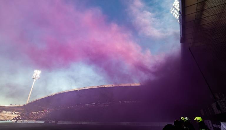 Na večnem derbiju v Mariboru pirotehnika in vandalizem, škode za okoli 10 tisočakov