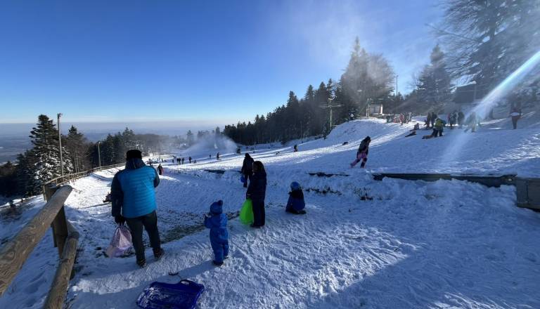 FOTO: Obiskovalci Pohorja že že izkoristili prvo snežno odejo za zimske radosti