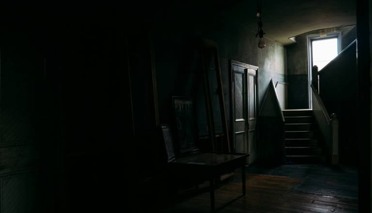 Saj ni res, pa je! Otroka pobegnila od doma, nato napadla žensko in jo oropala