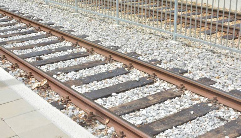 Policisti ujeli mladoletnika: V treh mesecih trikrat nastavil predmete na železniške tire