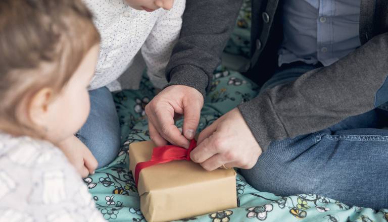 Trije zimski botri zbirajo darila, izberite pismo in polepšajte praznike