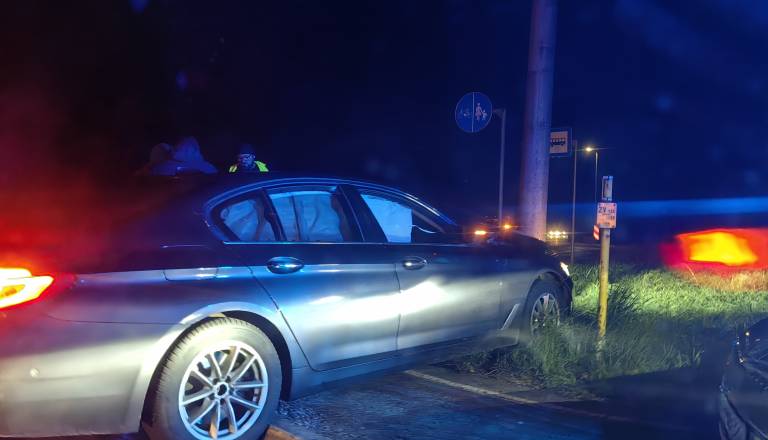 FOTO in VIDEO: V Černelavcih voznik trčil v električni steber in podrl ulično svetilko