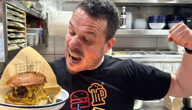 Naj burger v Ljubljani in okolici imajo v Kavarni Tiskarna. Ob tej priložnosti sporočajo: »Direktor bo dal za pijačo!«