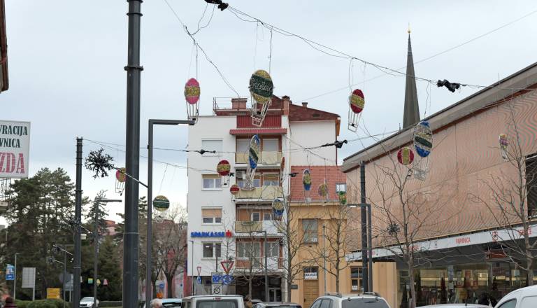 FOTO: Tudi Slovenska ulica se prebuja v praznično podobo