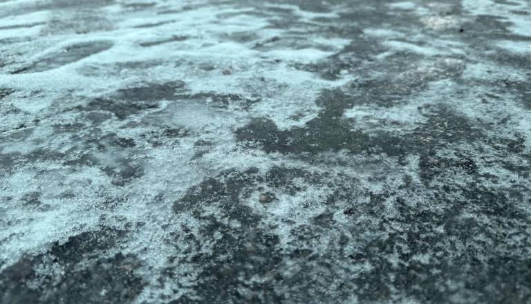 Pozor! Dež pri minusu je pločnike in ceste na Dolenjskem spremenil v drsališče