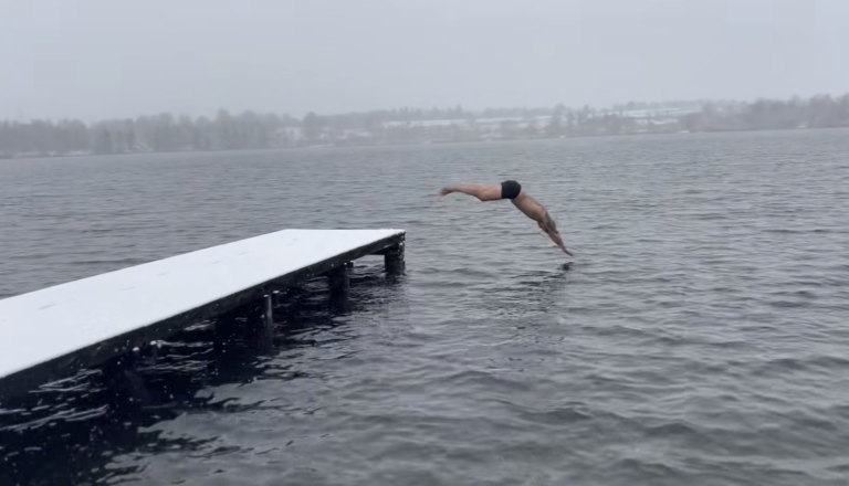 VIDEO: Bi si upali? Pri minus treh stopinjah in sneženju skočil v Kočevsko jezero