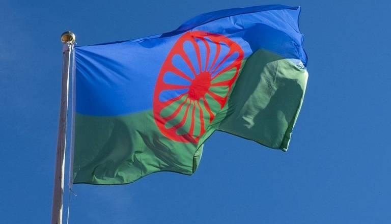 V romskem naselju v Sloveniji rodili 15- in 14-letnica