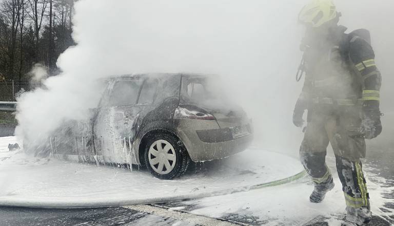 FOTO: Na pomurski avtocesti v celoti pogorelo vozilo, škode za več tisoč evrov