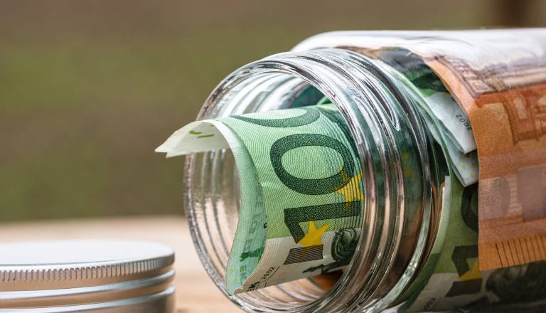 Komu bodo zvezde razsvetlile ljubezen, komu denar?