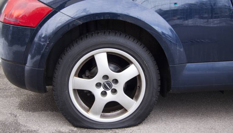 Nevarna cesta v Zalogu: Domačinka zapeljala v luknjo in predrla obe gumi!