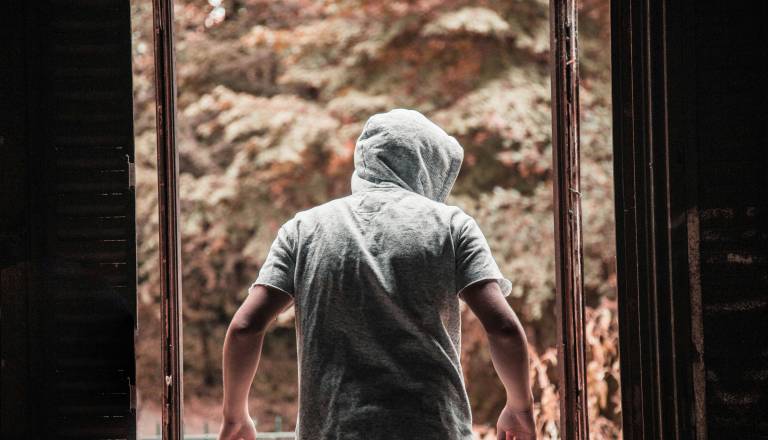 Rop v prodajalni na Mostah, storilec grozil z nevarnim predmetom in pobegnil