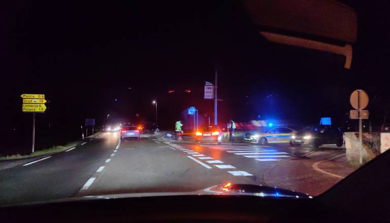 Z BMW-jem tik pred Mursko Soboto trčil v prometni znak in ulično razsvetljavo