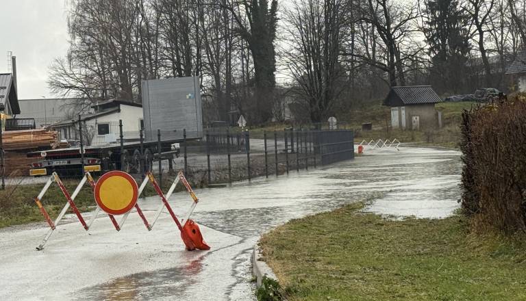 VIDEO: Dež v Kočevju povzroča nevšečnosti, poplavilo del ceste
